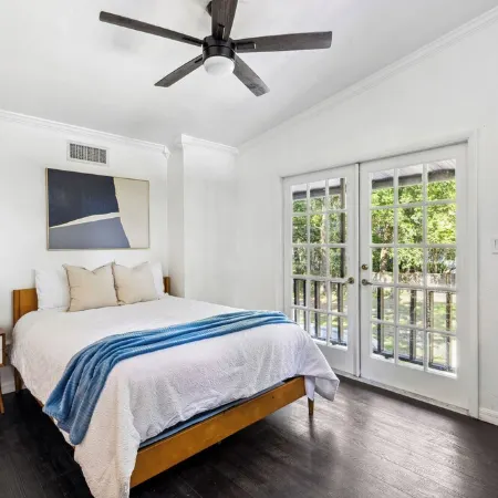 Modern 3-bedroom house walking distance from UF stadium!