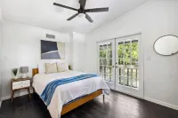 Modern 3-bedroom house walking distance from UF stadium!