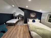 Stunning Modern & Spacious Sleeps 16 in Forest Park