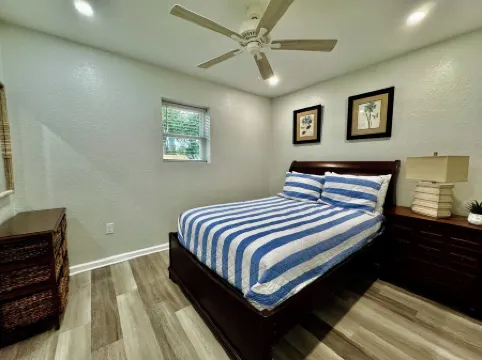 Charming 2-bedroom cottage with full kitchen and WiFi in Pensacola. Sleeps 4.