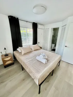 Private smoke free cottage in Coral Gables free parking WiFi washer & dryer