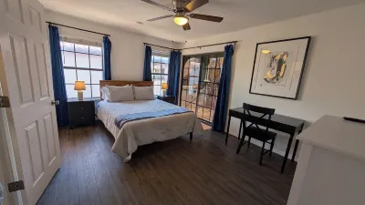 Charming and Quiet Townhome Conveniently located Hotels near Pier 1