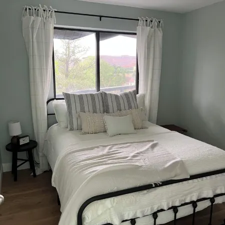 2 Acre  Retreat, Sauna, Fire Pit, Decks, Views, 35 Min to Zion, 45 GC, 45-Bryce