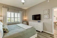 Walk to Beach. Pool, Hot Tub, Balcony, NEWER Furniture