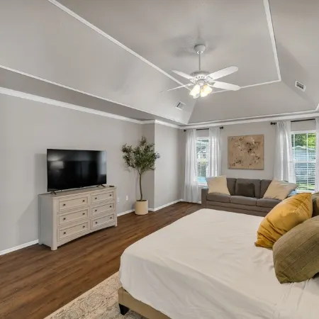 Jacuzzi Tub-Walk to Dining & Shopping-Garage Parking