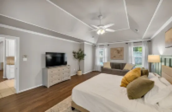 Jacuzzi Tub-Walk to Dining & Shopping-Garage Parking