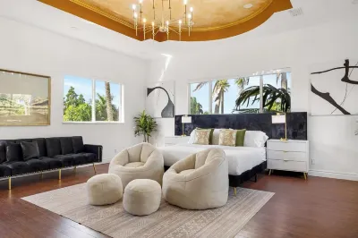 Villa Tortuga: 10 BR 9,500 sq. ft Extravagant Miami Estate w pool, movie theater Hôtels à proximité de : Edmond J. Safra Synagogue