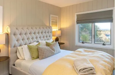 Jaw dropping mountain & lake views in this stylish mountain home…. Hotels near Benedict Pond Loop