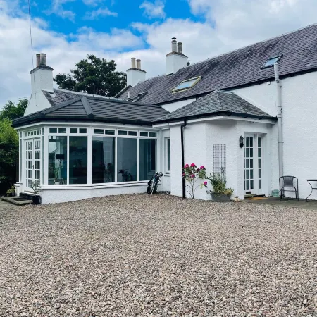 5 Bedrooms Sleeps 10-12 Free Wifi & Parking Garden