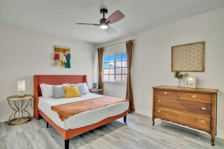 Vibrant 5Br/2BA Ranch Home w/ Pool l King Bed 2000 Sqft -Disneyland! Отели рядом с достопримечательностью «Библиотека Уэст-Ковина»