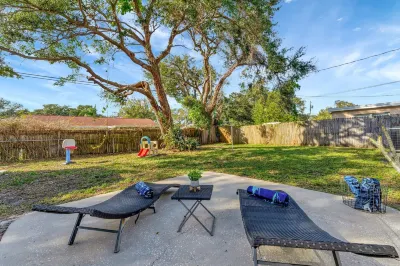 Sunlit Family Home, Fenced-in Yard 15 mins 2 beach Hotels near Kapok Tree Gardens