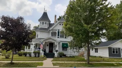 Maon House Bed and Breakfast Hotel dekat The Phoenix Center
