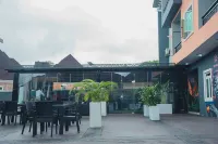 The Violets Hotel and Apartments