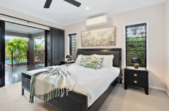 Modere - Pool Entertainer Child Pet Hotels near Kewarra Beach