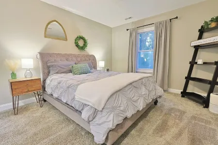 Spacious 4 Bedroom House Close to Downtown