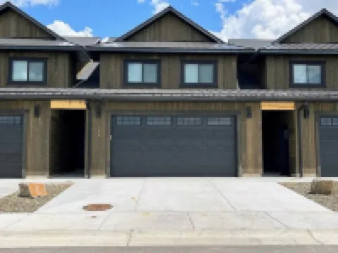 Luxury Retreat • Hot Tub • Walkable • Mountain Views • 3 King Bedrooms • Modern