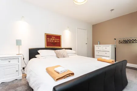 3 Bed Recently refurbed, quiet & private location,5 mins from sandbanks Beaches