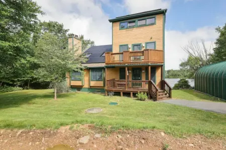 Large Lakefront-Dock! 2 Ensuites with Jetted Tubs!