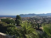 Pretty studio with calm on the heights of Cannes, 10 minutes from the Croisette.