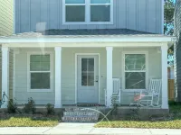 Beachfront 3-bedroom house in peaceful Biloxi with AC, WiFi. Enjoy relaxation 基斯勒空軍基地附近的飯店