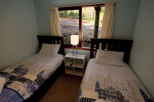 Beachgum: a cozy cabin on a wooded acre of beachfront with its own tennis court. Hotel a Lilli Pilli