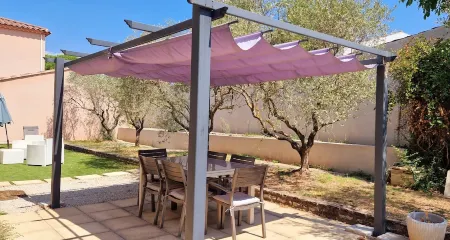 Cottage with private garden in wooded property with swimming pool Отели в г. Пертюи