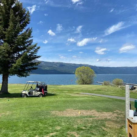Walking distance to Lake, golf, restaurants and bar