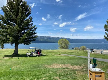 Walking distance to Lake, golf, restaurants and bar