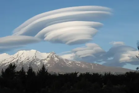 Character Log Lodge with Great Mountain Views Отели в г. Ohakune