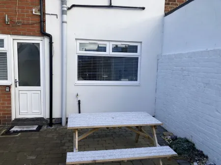 Spacious newly refurbished 3 bedroom home, close to the beach, dogs welcome.<br><br>