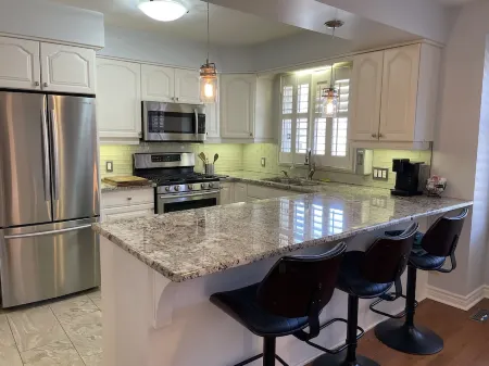 Spacious 4 Bedroom House Closed to Masonville UH UWO Отели рядом с достопримечательностью «Principles Design Studio Inc»