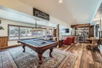 ONE BLOCK to restaurants, bars & free bus to Breck & Copper. Hot tub/pool table!