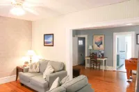 Spacious House with PARKING & Ideal for Long Stays 오스위고 호텔