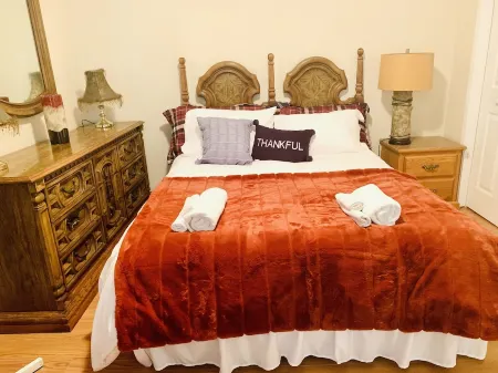 3 Bedrooms 5 Bed’s Upper Unit of Duplex Home