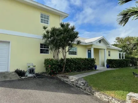 Live the Bahama Life with your own private dock, and sparkling pool