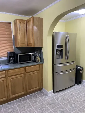 Three bedroom 5 minutes to state university & town,  10 min to baptist hospital Отели рядом с достопримечательностью «Университет Северная Каролина Скул оф Артс»