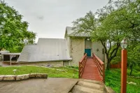 Lake Travis Oasis, Pool, Hot Tub, Lake Views, Near Marinas & Austin!