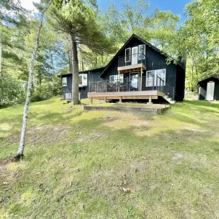 Lakefront Cabin with tons of trails!