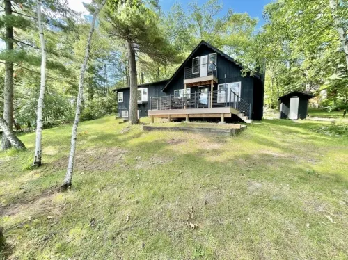 Lakefront Cabin with tons of trails!