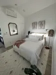 Abodu Modern Cottage 2bd with hot tub - walkable to Greenlake