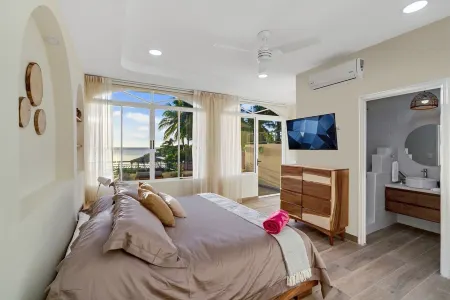 Beachfront Villa Just Steps To The Water Отели рядом с достопримечательностью «Плайя Потреро, Коста-Рика»