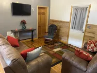 Cozy little cottage right in the friendly town of Damascus.