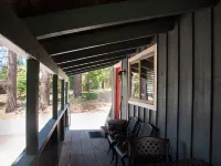 China Alley Cabin B: Cute & Cozy Cottage w/ Deck プラマスのホテル