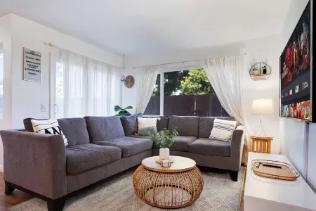 Modern 4Bd Family Condo (10mins to Downtown)