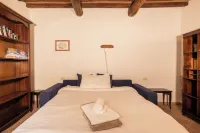 A stone farmhouse from 1850 with a pool for nature lovers Hotel a Pomarance