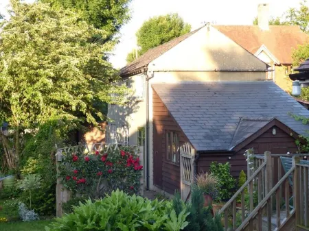 Quiet cottage very close to village centre and ameneties. Отели в г. Стейплхерст