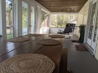 Lakeside cottage, steps away from the lake, perfect for family and friends