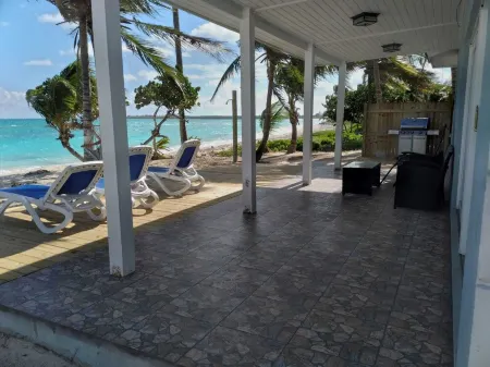 Two bedroom two bathroom beach house located 10 steps from the beach Отели в г. Steventon