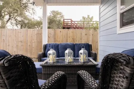 Golf cart included w/ stay Beautiful home 3min drive to beach Pet Friendly