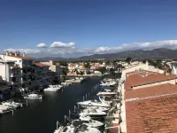 Apartment very well located On mountain view canal with mooring